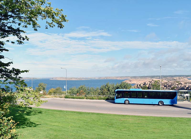 En buss som kör i vackra Lysekil.