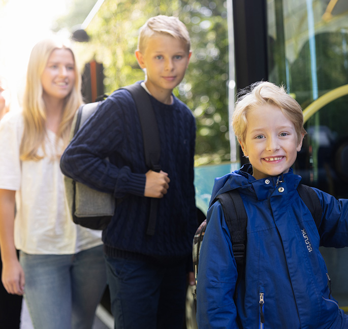 Barn som går på skolbuss.